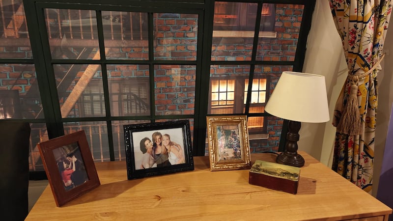 Desde el departamento de Monica hasta el icónico sofá de Central Perk, The FRIENDS Experience llegó a la CDMX con escenarios idénticos a la serie y momentos perfectos para fotos inolvidables