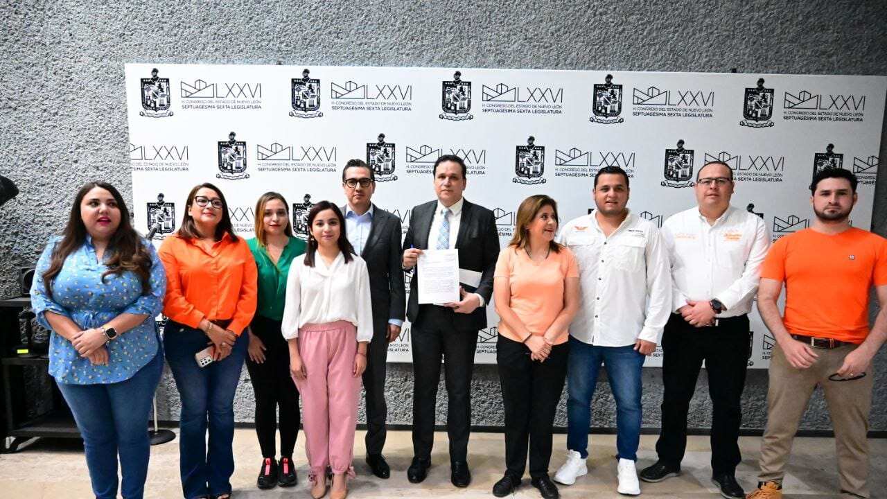 Ulises Carlín, consejero jurídico el Estado, integrantes de Movimiento Ciudadano y Glen Villarreal, vocero del partido naranja en NL.