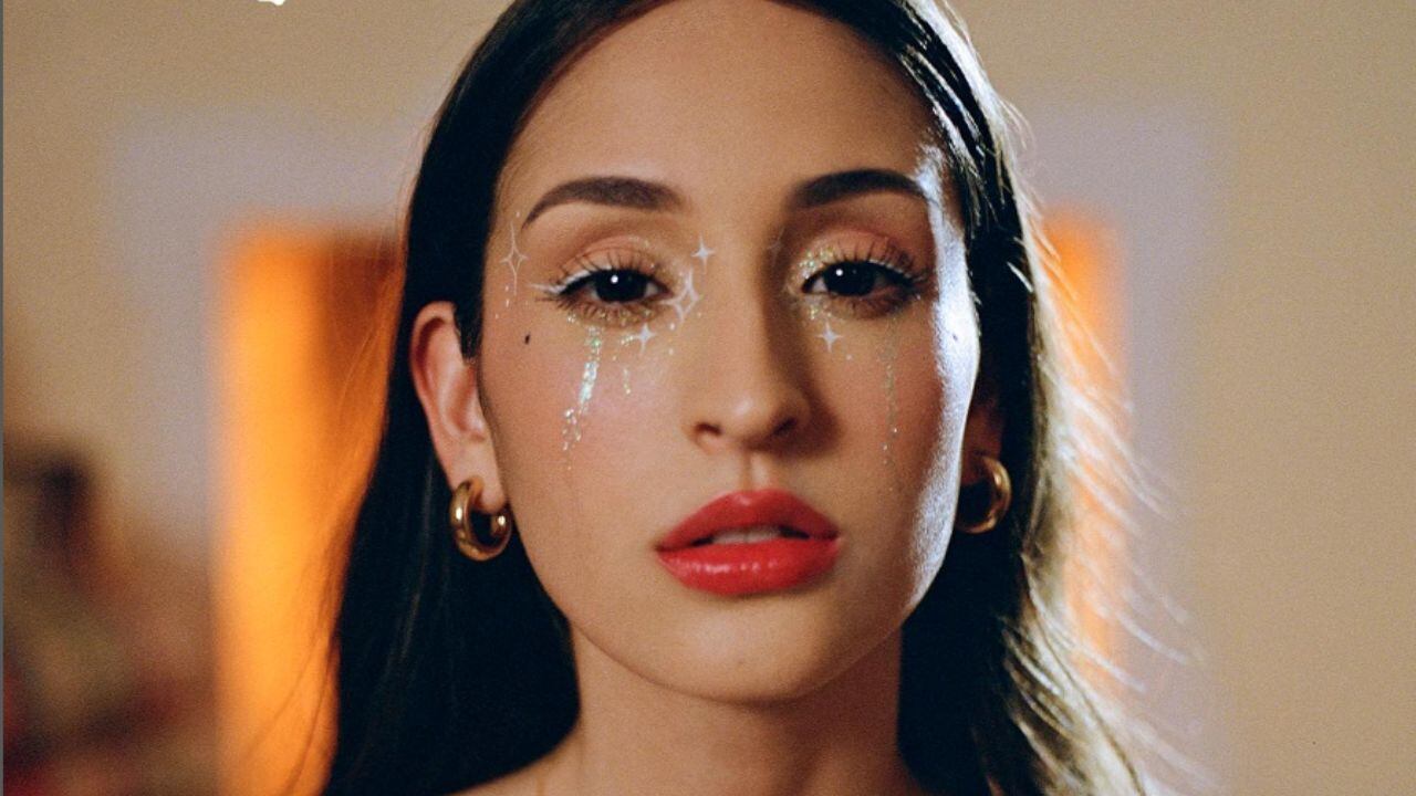 Sofía Delfino comparte su perspectiva de una ruptura con el tema ‘Extraños’