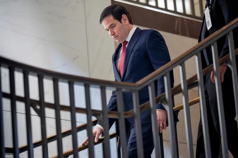 El secretario de Estado de Estados Unidos, Marco Rubio, llega al Capitolio, en Washington, el 5 de enero de 2026 para una reunión a puerta cerrada para informar a los líderes del Congreso sobre la operación para capturar al presidente de Venezuela, Nicolás Maduro. (AP Foto/J. Scott Applewhite)