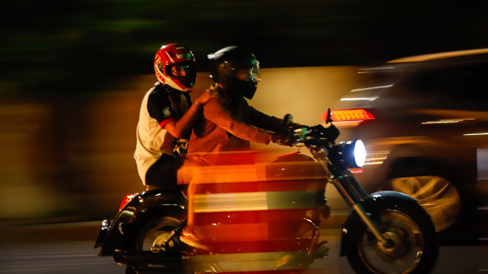 A las motocicletas que vienen en el carril izquierdo de forma gradual las van induciendo para que se acerquen al costado derecho de la vía.