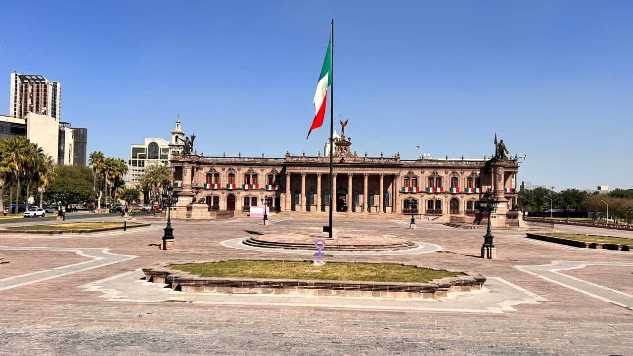 La Victoria Alada corona el Palacio de Gobierno, de Nuevo León.