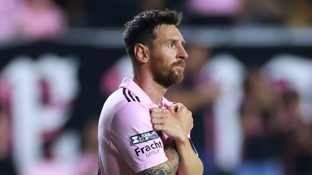 Entrenador colombiano se queja de favorecimiento a Messi en su reciente partido