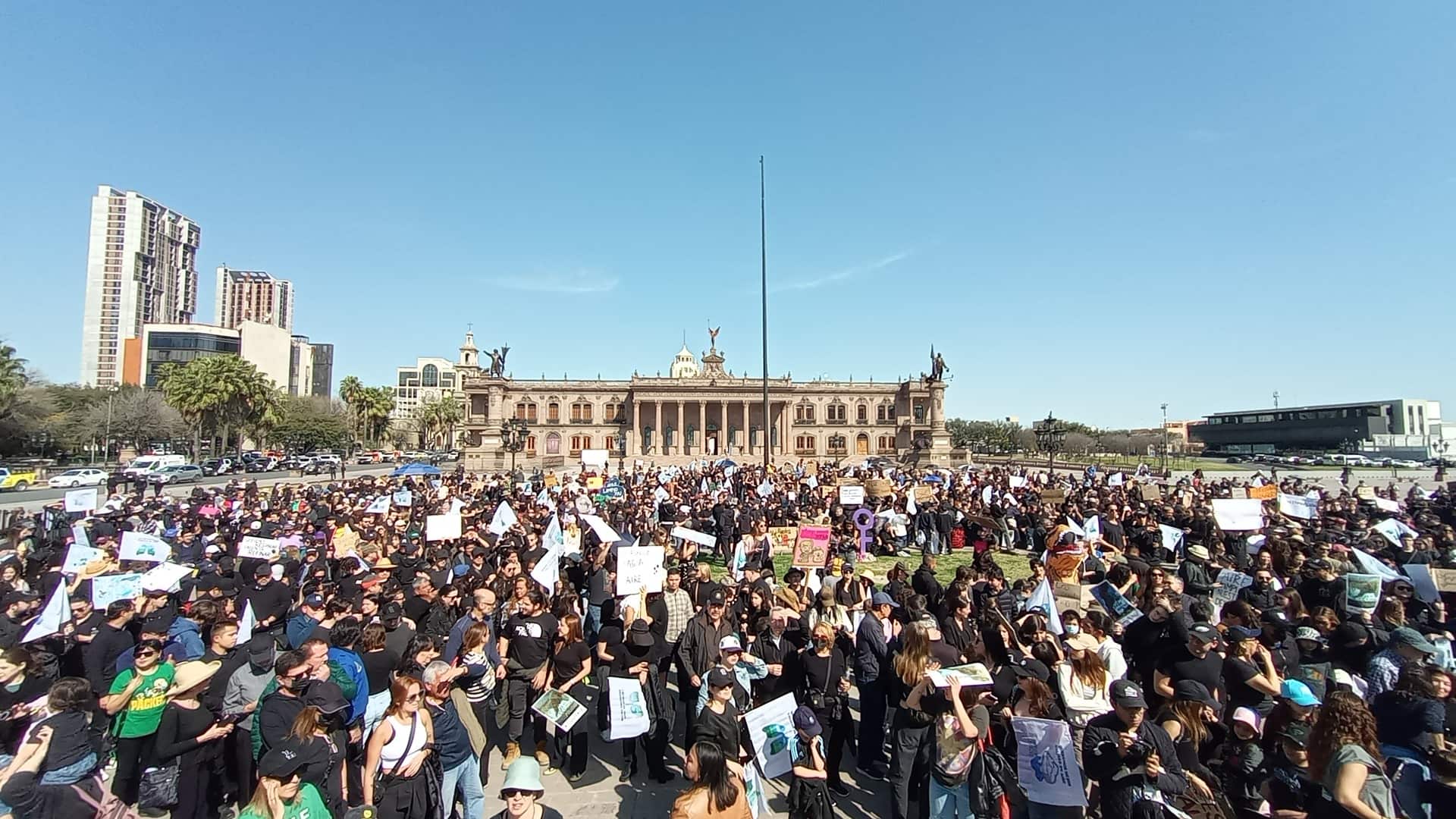 Familias enteras se dieron cita en la Explanada para expresar su rechazo a la Refinería.