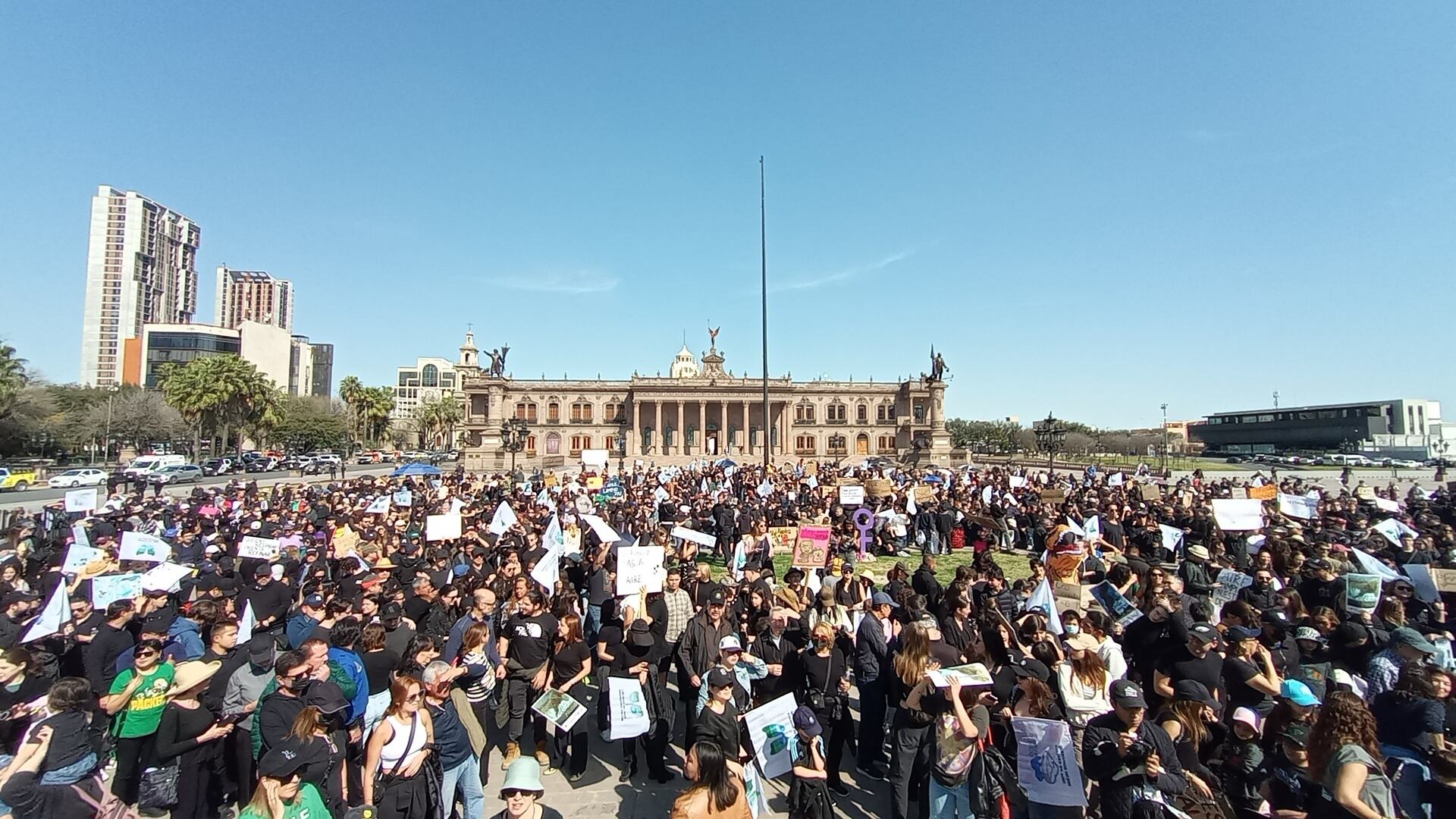 Familias enteras se dieron cita en la Explanada para expresar su rechazo a la Refinería.