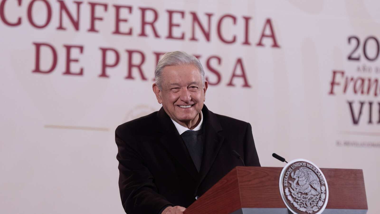 El presidente concluyó su encuentro con medios por atender la llamada de Joe Biden