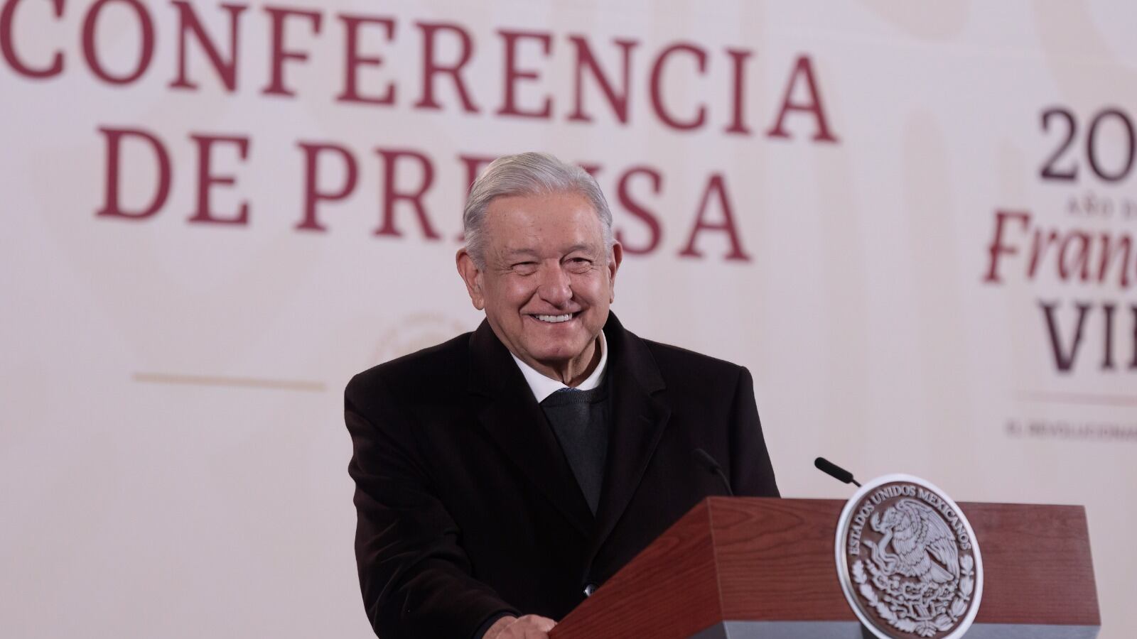 El presidente concluyó su encuentro con medios por atender la llamada de Joe Biden