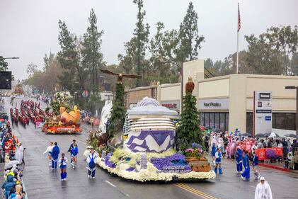 Por primera vez en dos décadas la lluvia fue protagonista en el Desfile de las Rosas de Pasadena
