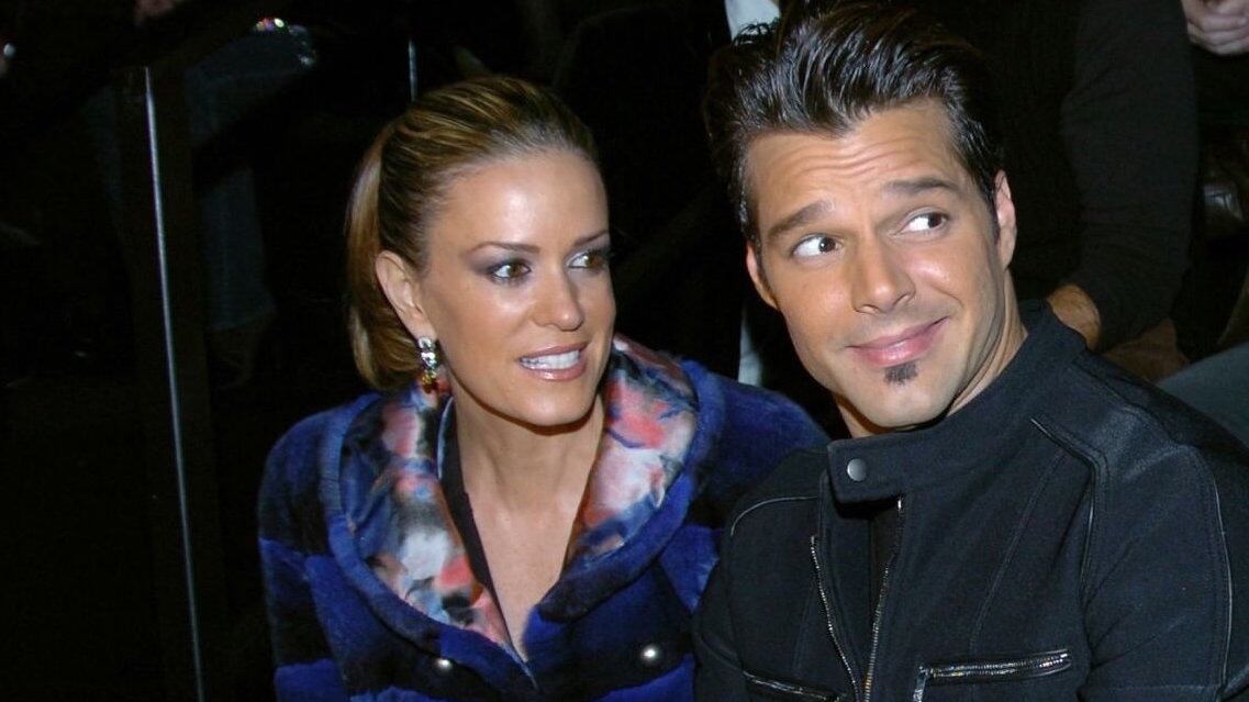 La conductora asistió a la presentación del libro de su amiga Gloria Calzada. Compartió que no le molesta que le pregunten por Ricky Martin.