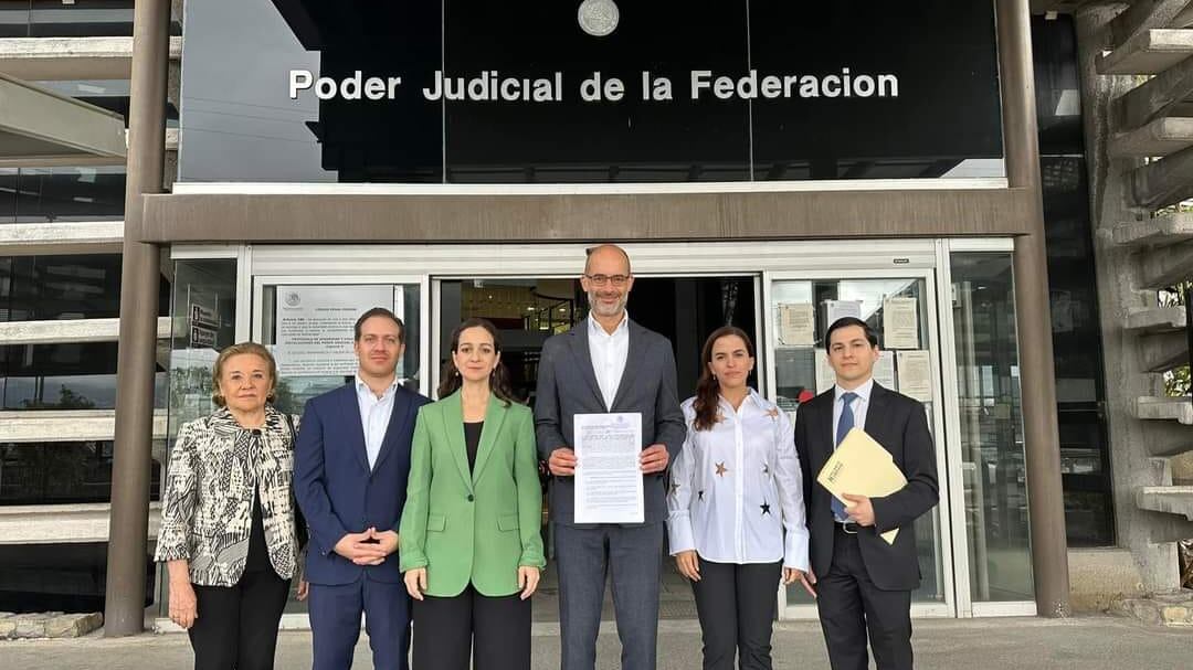 Treviño, acompañado de abogados y regidoras, presentó la demanda en el Poder Judicial.
