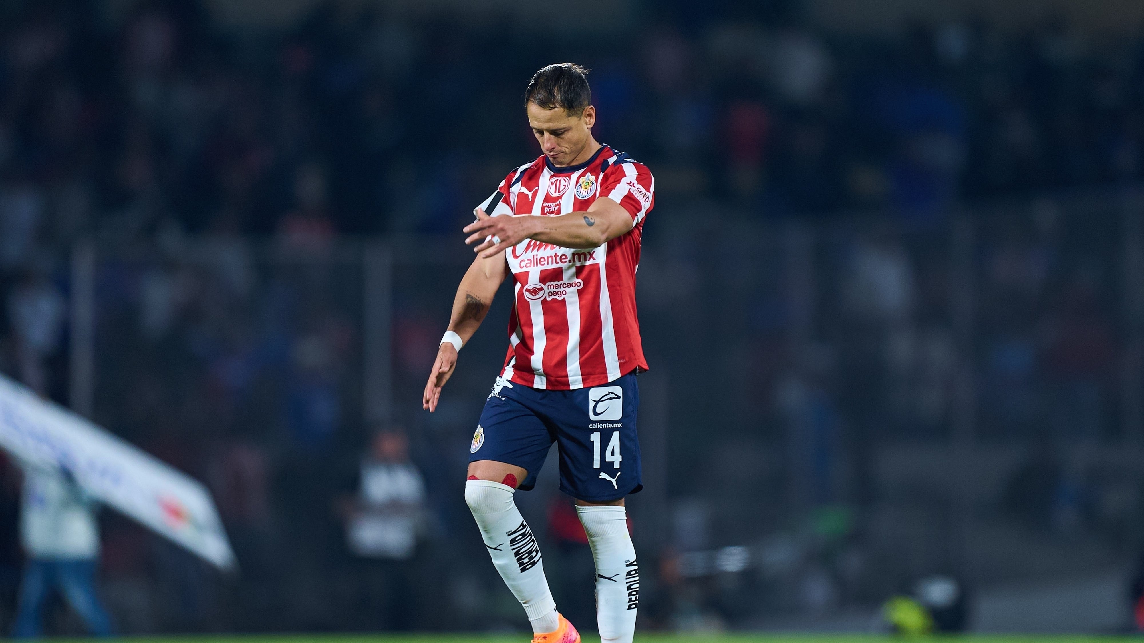 Chicharito no tuvo un buen regreso a Chivas.