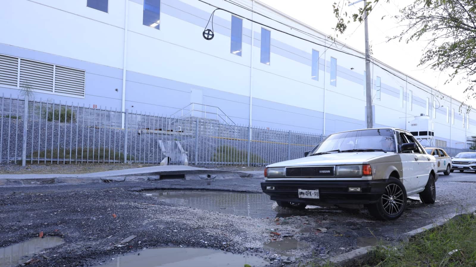 Una parte de la avenida está seriamente afectada.