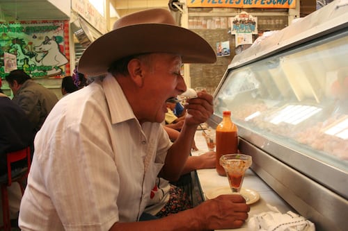 Semana Santa 2026: IMSS alerta por riesgo de infecciones al consumir mariscos