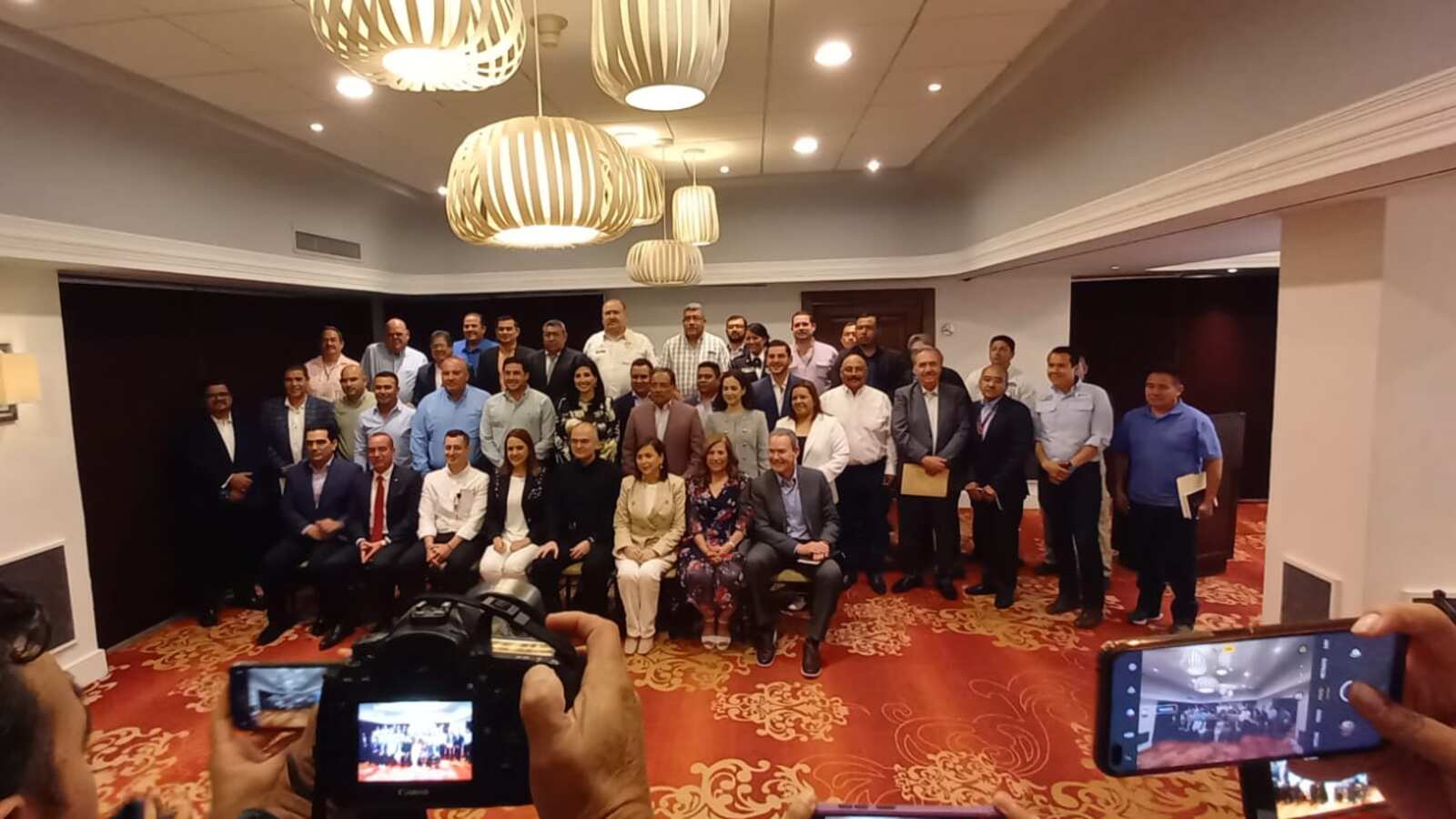 El encuentro a puerta cerrada congregó a presidentes municipales, a Clara Luz y a Gerardo Palacios Pámanes, secretario de Seguridad de NL.