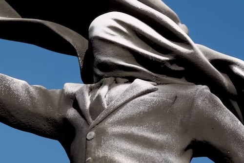 Banksy cuestiona el nacionalismo con una provocadora escultura en Londres