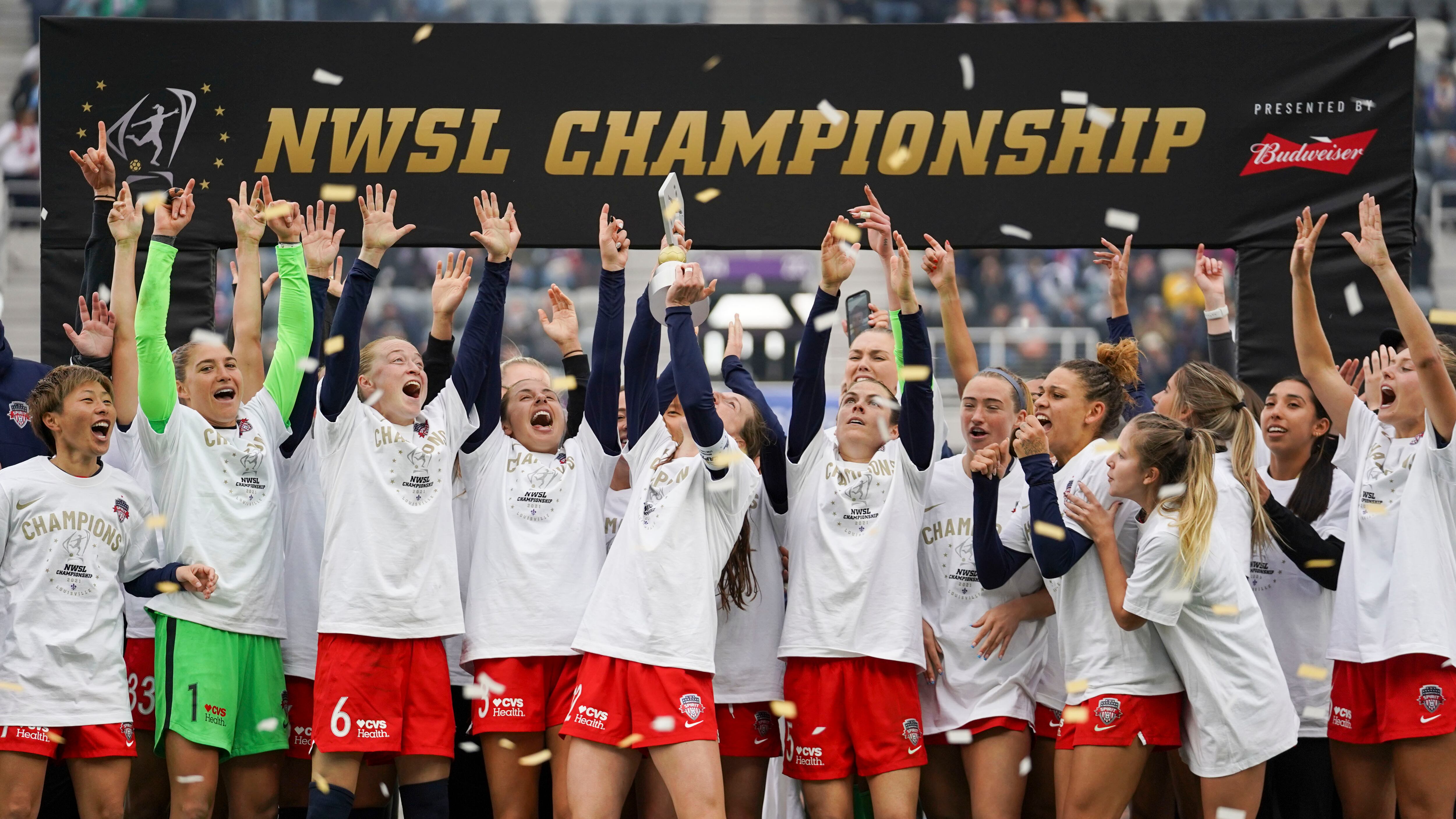 Las jugadoras del Washington Spirit celebran tras vencer a Chicago Red Stars en la finald de la NWSL, el sábado 20 de noviembre de 2021.