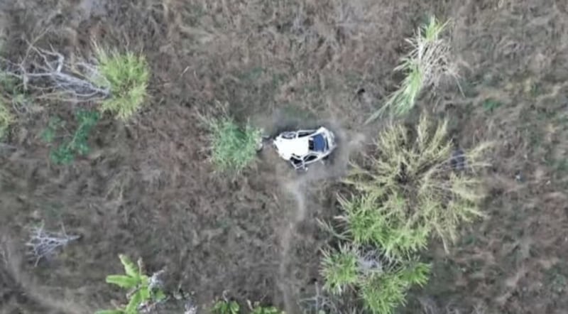 Pareja tenía relaciones en un auto y cayeron a un acantalido