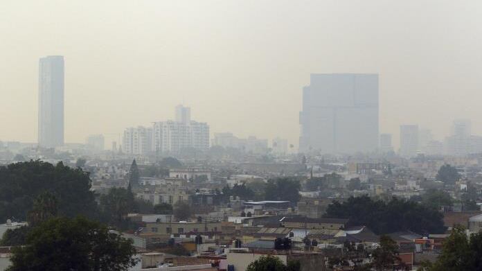 La Secretaría de Medio Ambiente y Desarrollo Territorial (Semadet) declaró este martes una Contingencia Atmosférica fase 1 en la zona de influencia de la estación de monitoreo Santa Fe. La medida se implementó a las 10:00 horas, tras registrar niveles superiores a los 150 puntos en el Índice Metropolitano de la Calidad del Aire (IMECA) durante más de dos horas consecutivas. Al momento de la activación, la estación alcanzó exactamente 150 puntos IMECA.