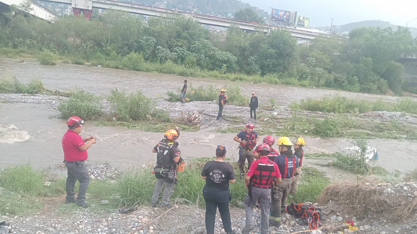 El rescate se está llevando a cabo a la altura del Puente Pino Suárez.