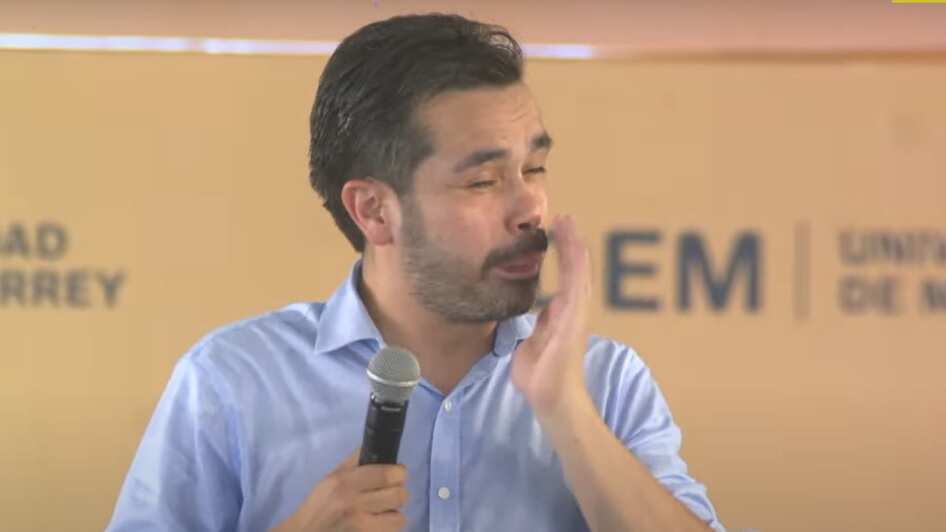 El candidato naranja no podía deshacerse del insecto.