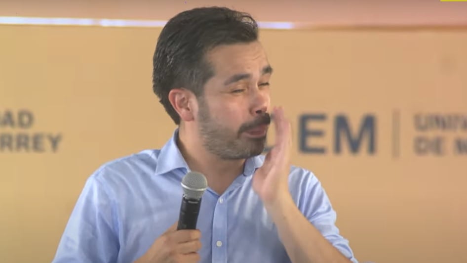 El candidato naranja no podía deshacerse del insecto.