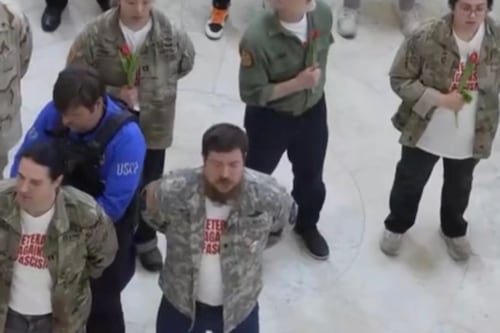 Veteranos irrumpen en el Capitolio para exigir el fin de la guerra en Irán