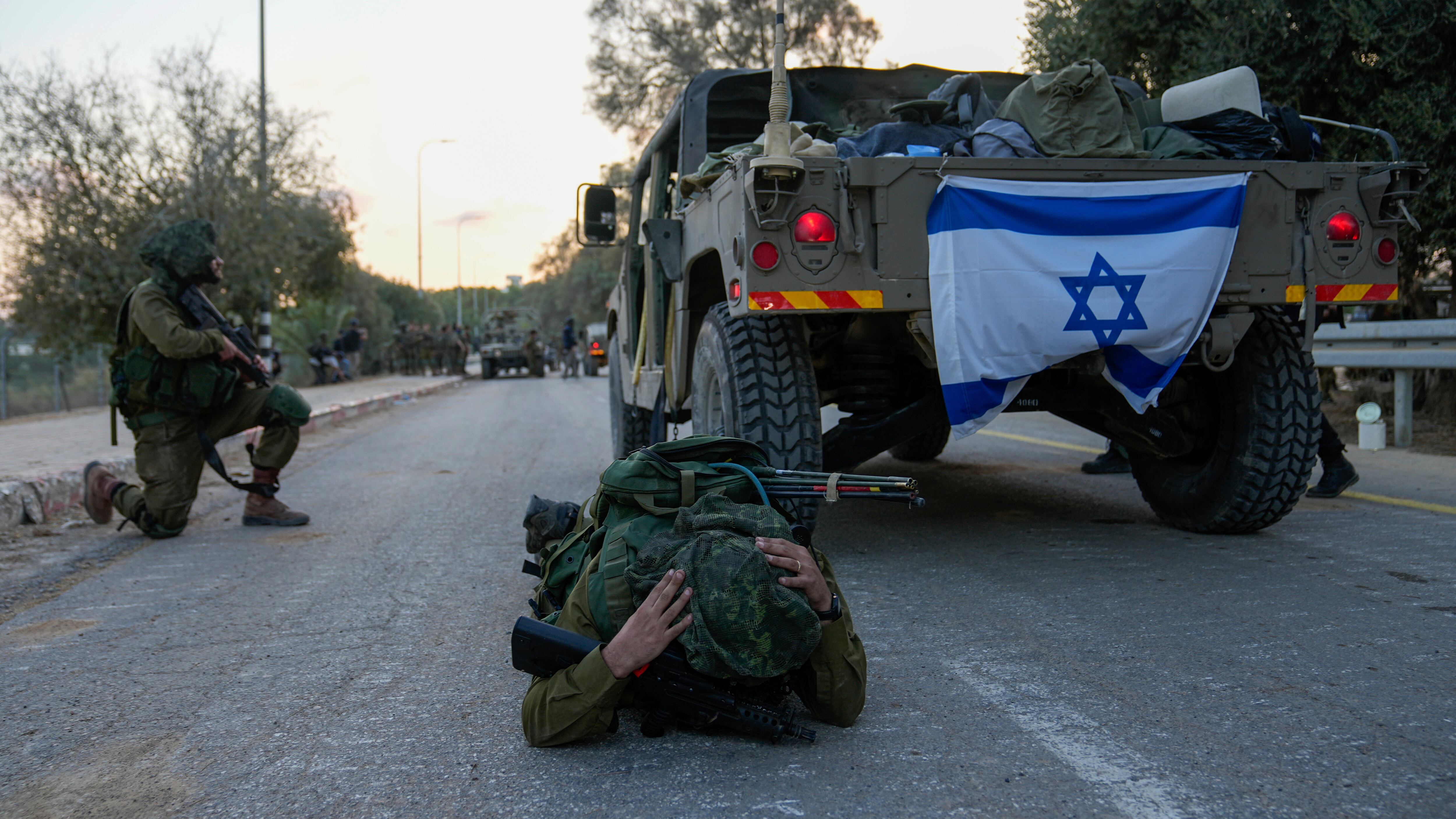 Un soldado israelí piensa erróneamente que se activó una alarma de ataque aéreo y se echa al suelo para cubrirse, en el kibutz Be'eri, en Israel, el miércoles 11 de octubre de 2023. (AP Foto/Ohad Zwigenberg)