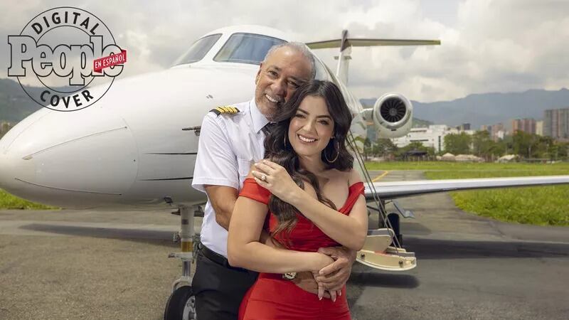 Daniella Navarro y el piloto Jorge Campillo.