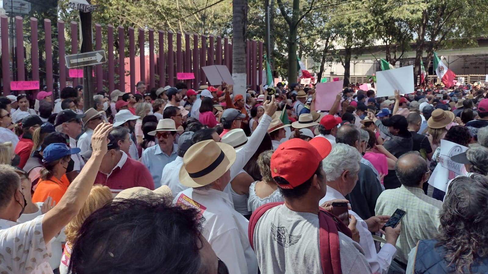 El contingente avanzó por las avenidas Vallarta e Hidalgo hasta llegar a la glorieta de los Niños Héroes.