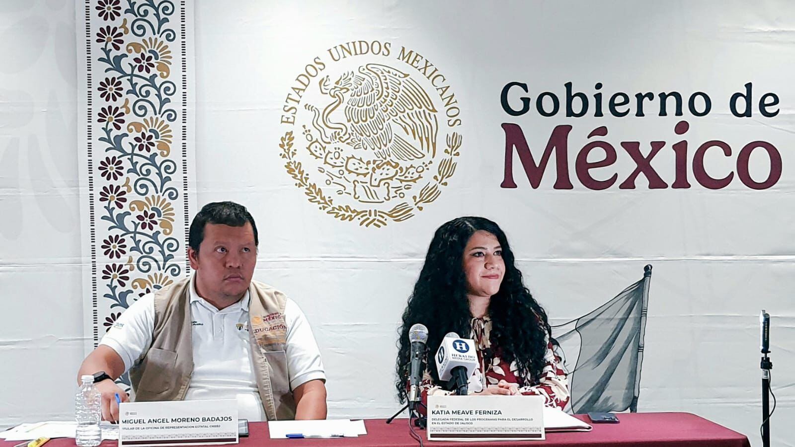 La delegada de los Programas Sociales del Gobierno de México en Jalisco, Katia Meave Ferniza, informó que desde este lunes y hasta el 31 de enero se llevará a cabo el operativo de entrega de tarjetas del Banco del Bienestar. Este proceso beneficiará a nuevas derechohabientes de la Pensión Mujeres Bienestar (63 y 64 años) y a las personas inscritas en la Pensión para el Bienestar de las Personas Adultas Mayores de 65 años.