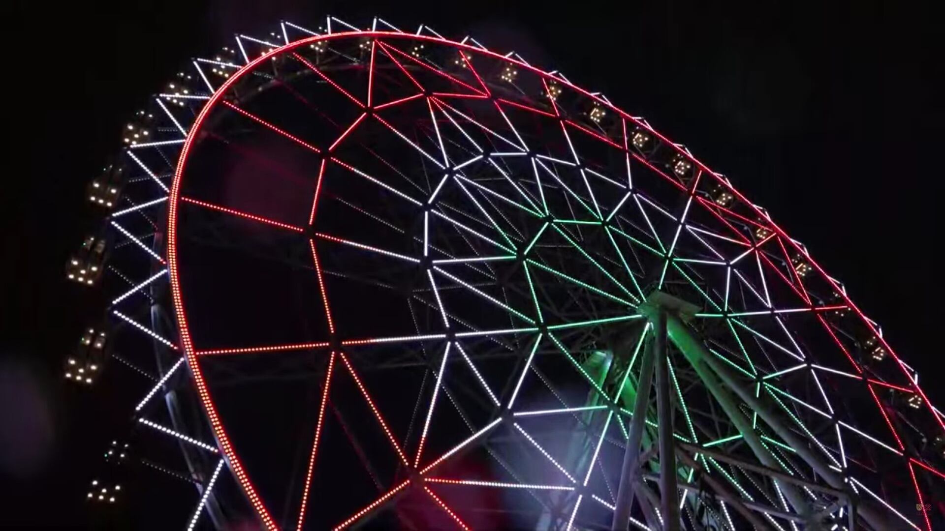 Encienden rueda de la fortuna de Parque Aztlán.