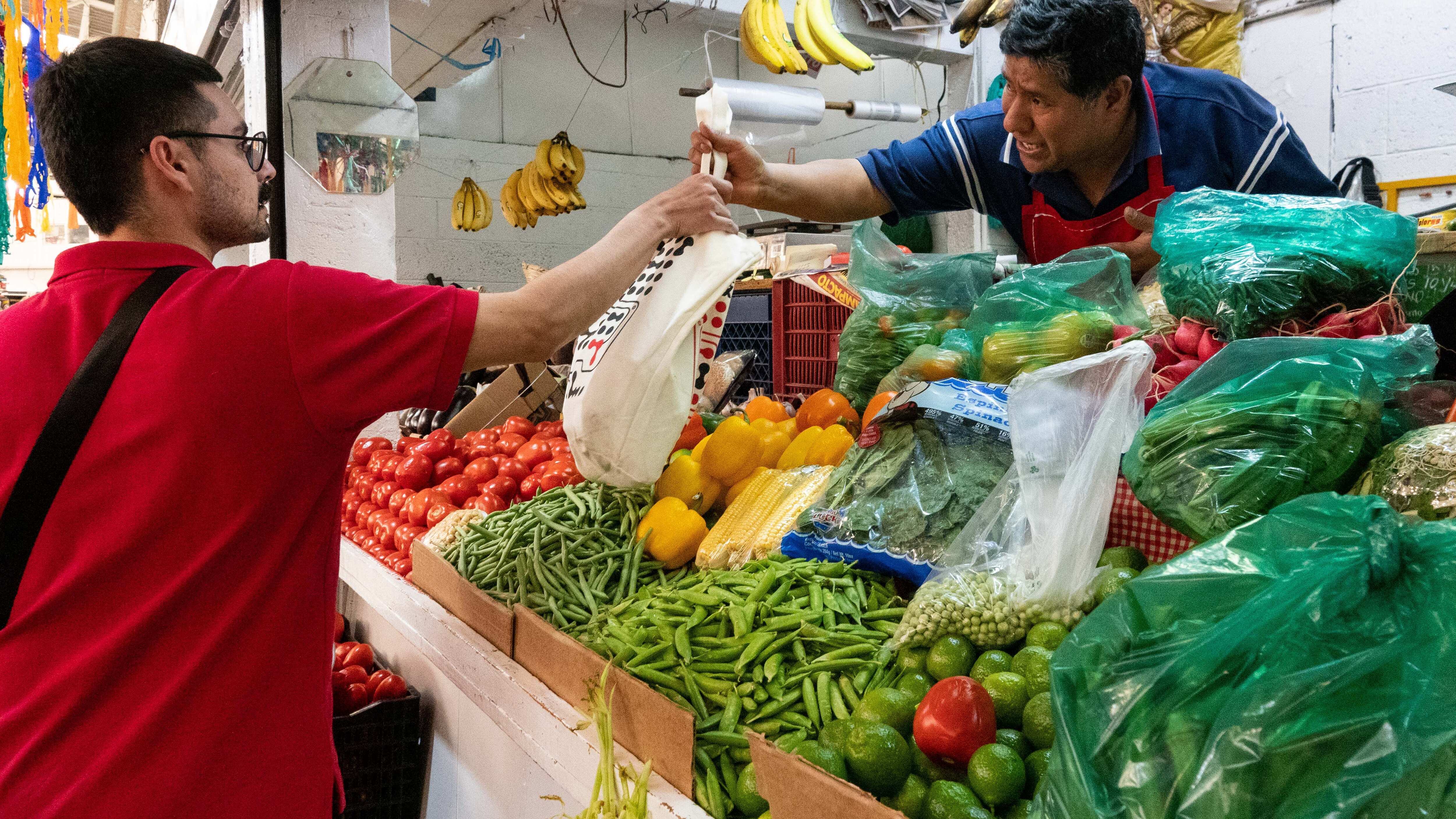 CIUDAD DE MÉXICO, 24NOVIEMBRE2023.- La inflación en México ha frenado su momento de desaceleración que presentaba desde 2021. Situandola en 4.32% lo que representa un aumento del 0.63% con respecto al mismo periodo, la primer quincena de noviembre, de 2021. Los productos que más aumentaron fueron el tomate verde y el chile poblano, así como las tarifas de electricidad.
FOTO: GALO CAÑAS/CUARTOSCURO.COM