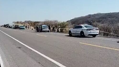 Autoridades y equipos de emergencia atendieron el accidente en la carretera Valle de Santiago-Yuriria.