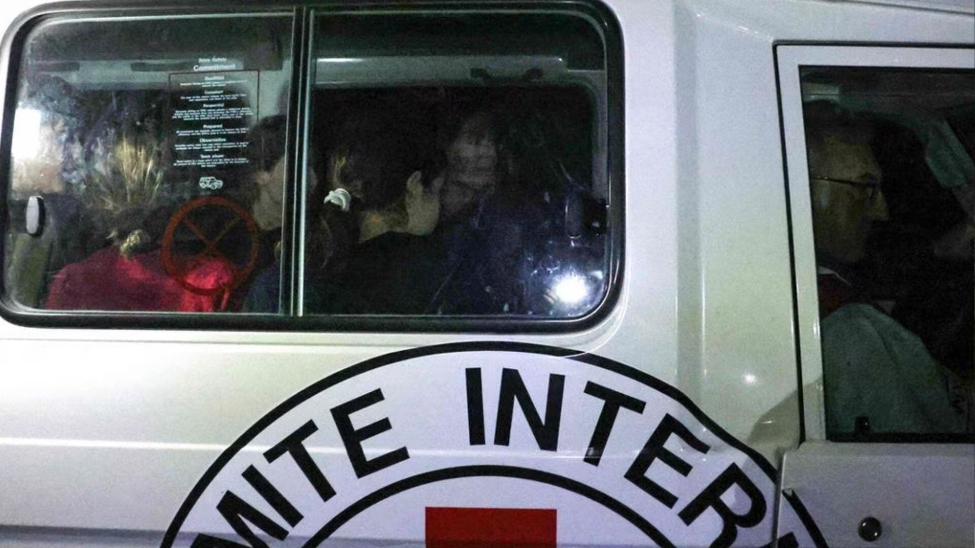 Vehículo de la Cruz Roja Internacional transporta rehenes liberados por Hamas.