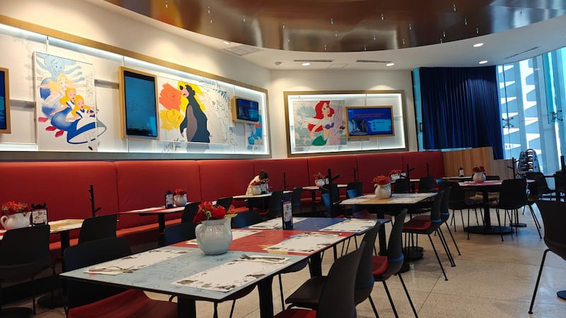 Celebra el 75 aniversario del clásico de Disney con una propuesta gastronómica que incluye la Bebida Sonriente y postres de cuento