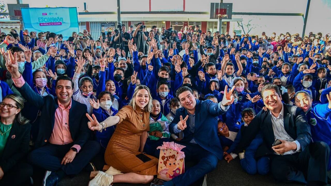 Samuel García y Mariana Rodríguez estuvieron en el inicio del programa Escueleón, visita tu escuela.