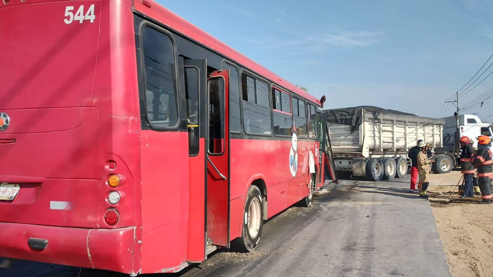 La emergencia fue atendida por brigadistas de varias corporaciones.