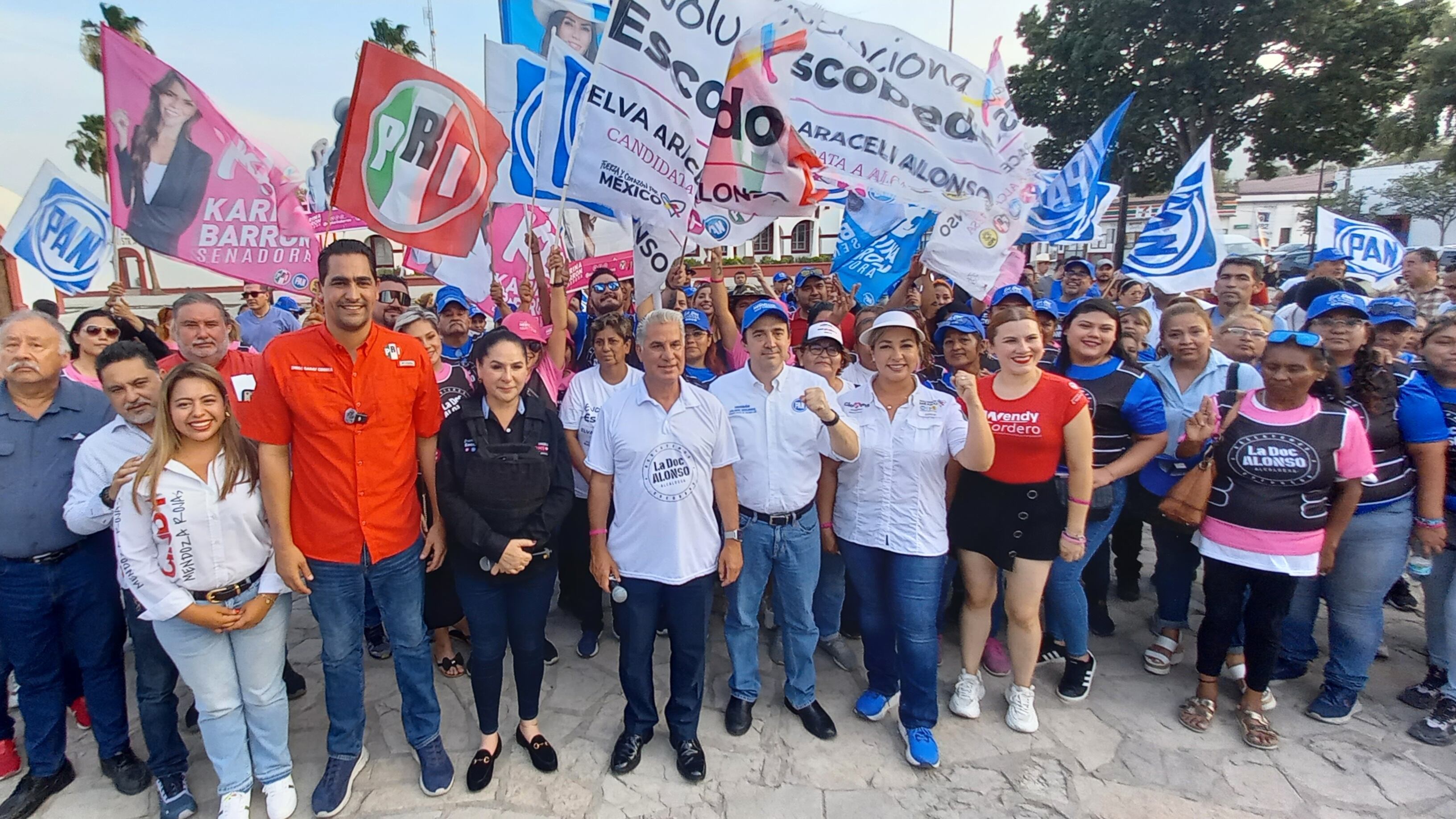 La candidata estuvo arropada por las dirigencias estatales de PRI y PAN, candidatas a diputaciones locales y federales y por el exsenador Alejandro Rojas.