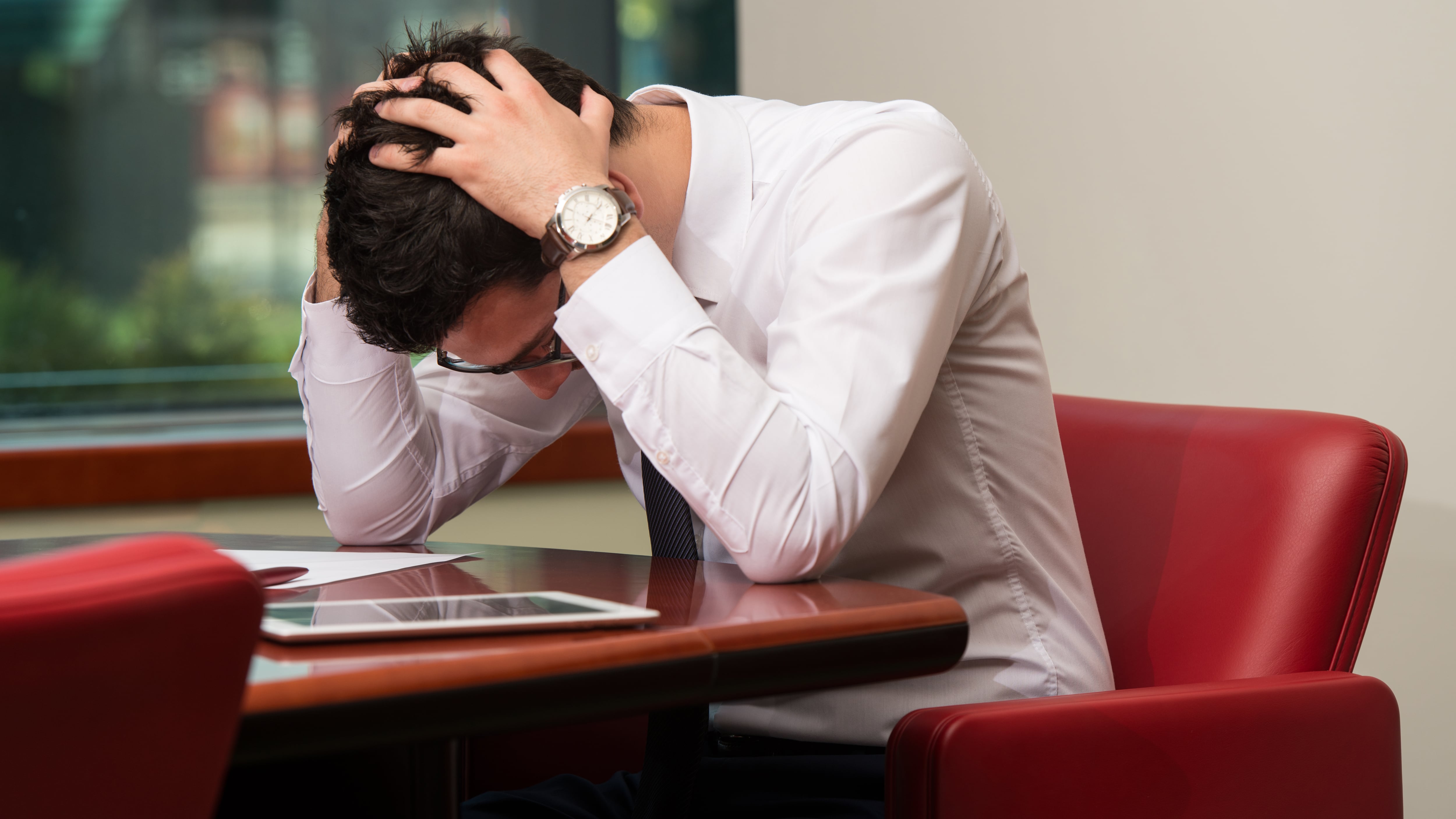 El burnout provoca estrés crónico por trabajo; causa cansancio, agotamiento emocional y pérdida de productividad.