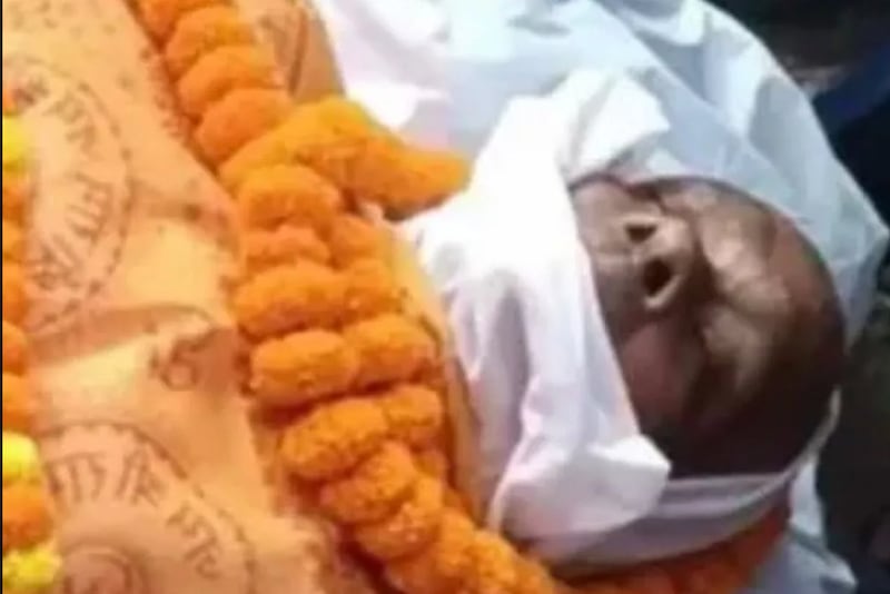 Fingió su propio funeral y “resucitó” en el crematorio para descubrir quién lo quería