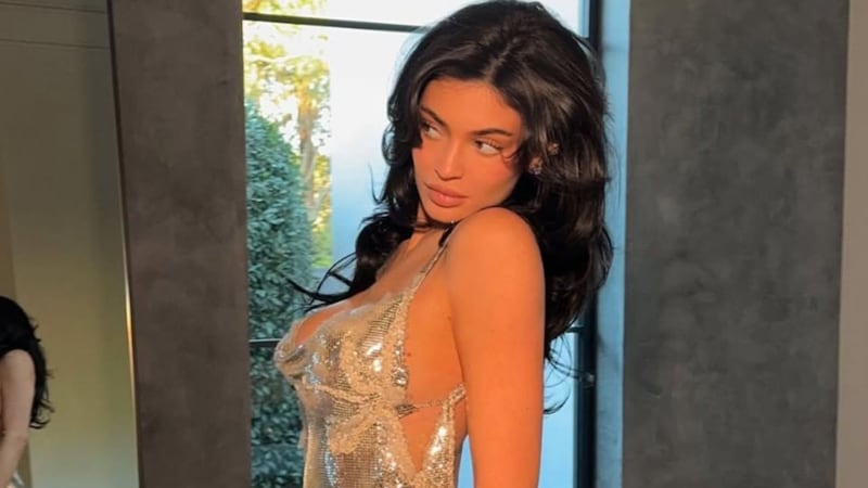 Kylie Jenner enciende el internet al modelar con ropa interior de Skims