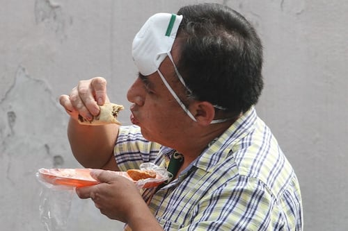 ¡El taco de huevo cuesta su peso en oro!, alza de precio complica a los mexicanos