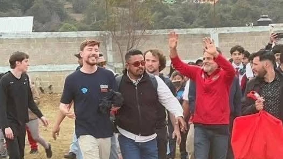 El arribo en helicóptero de MrBeast y Eugenio Derbez al sur del Estado de México provocó sorpresa
