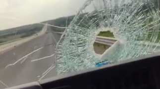 Automovilistas denuncian ataques con piedras en el Eje Metropolitano; temen que se trate de una técnica para obligarlos a detenerse y asaltarlos.