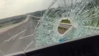 Automovilistas denuncian ataques con piedras en el Eje Metropolitano; temen que se trate de una técnica para obligarlos a detenerse y asaltarlos.