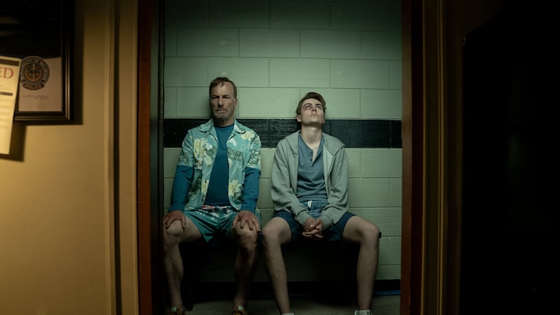 Bob Odenkirk es Hutch Mansell en Nadie 2, dirigida por Timo Tjahjanto.