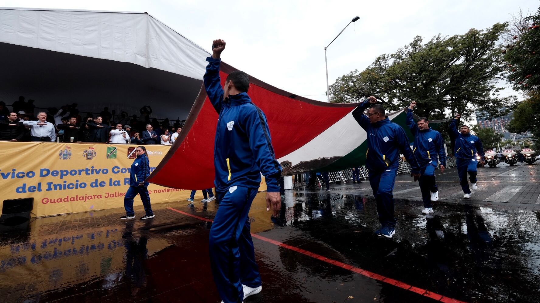 Deportistas premiados encabezaron el contingente.