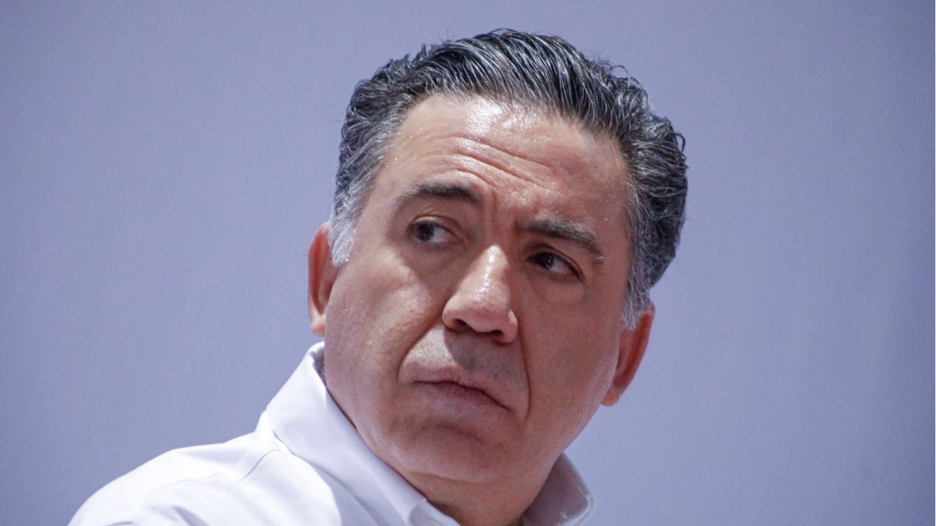 Enrique Inzunza pide licencia en el Senado