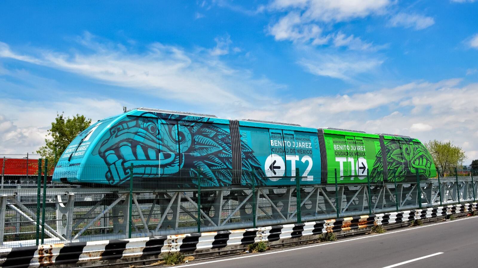 Los trabajos de mantenimiento consisten en la corrección y nivelación de la vía del aerotrén.