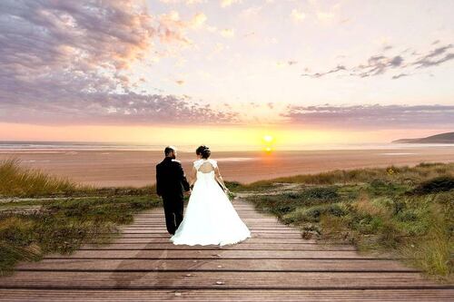 Novios se toman fotografía de bodas en situación íntima